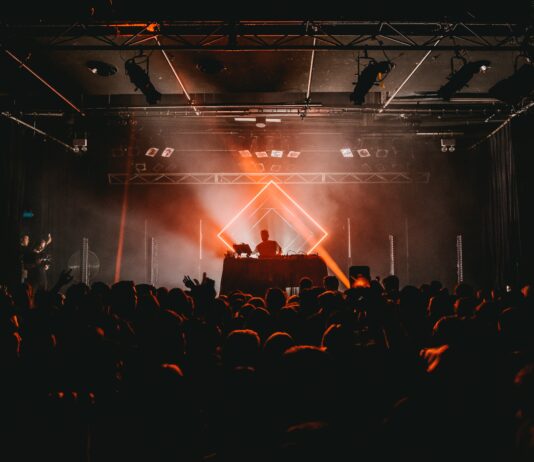 Five tips for a better DJ mix dj gig crowd