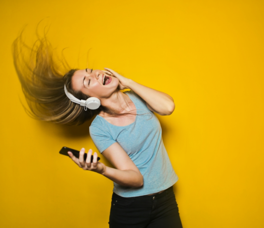 Girl compares mp3 vs aiff